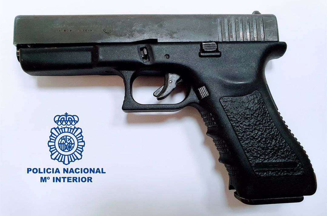 Esta es la pistola con la que el individuo detenido el pasado lunes por la Policía Nacional efectuó el disparo en la pierna a uno de sus agresores Esta es la pistola con la que el individuo detenido el pasado lunes por la Policía Nacional efectuó el disparo en la pierna a uno de sus agresores