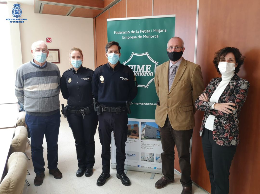 Agents de la Policía Nacional i dels comerciants de Ciutadella van parlar de com millorar la seguretat dels negocis i dels seus clients. Agents de la Policía Nacional i dels comerciants de Ciutadella van parlar de com millorar la seguretat dels negocis i dels seus clients.