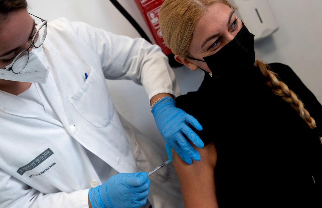 Una mujer recibe la vacuna contra el coronavirus. Una mujer recibe la vacuna contra el coronavirus.