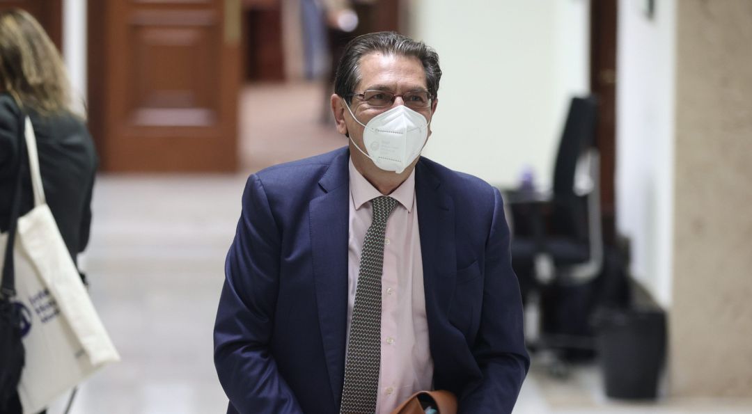 Enrique Arnaldo Alcubilla, a su llegada a una Comisión Consultiva de Nombramientos con las comparecencias de los candidatos para cubrir los puestos del Tribunal Constitucional y del Tribunal de Cuentas.
Enrique Arnaldo Alcubilla, a su llegada a una Comisión Consultiva de Nombramientos con las comparecencias de los candidatos para cubrir los puestos del Tribunal Constitucional y del Tribunal de Cuentas.