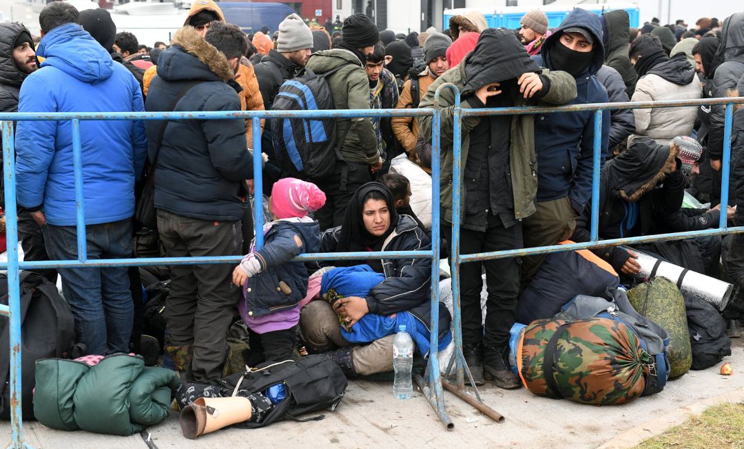 Migrantes cerca de un campamento de refugiados junto a la frontera entre Bielorrusia y Polonia. Migrantes cerca de un campamento de refugiados junto a la frontera entre Bielorrusia y Polonia.