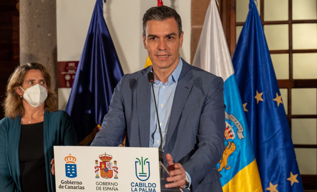 El presidente del Gobierno, Pedro Sánchez, durante una rueda de prensa junto al presidente del Cabildo de la Palma, Mariano Hernández Zapata, en el Palacio Zalazar. El presidente del Gobierno, Pedro Sánchez, durante una rueda de prensa junto al presidente del Cabildo de la Palma, Mariano Hernández Zapata, en el Palacio Zalazar.