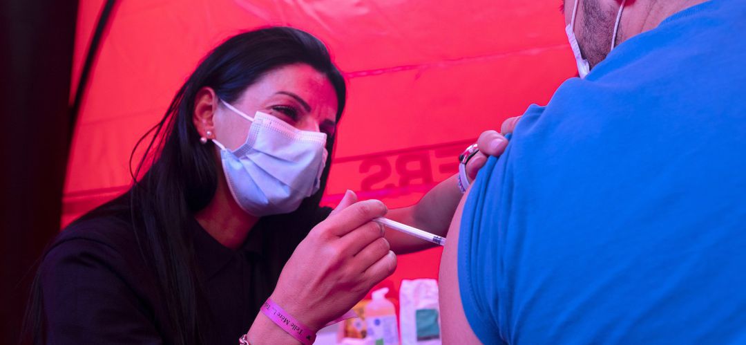 Una persona es vacunada contra el coronavirus. Una persona es vacunada contra el coronavirus.