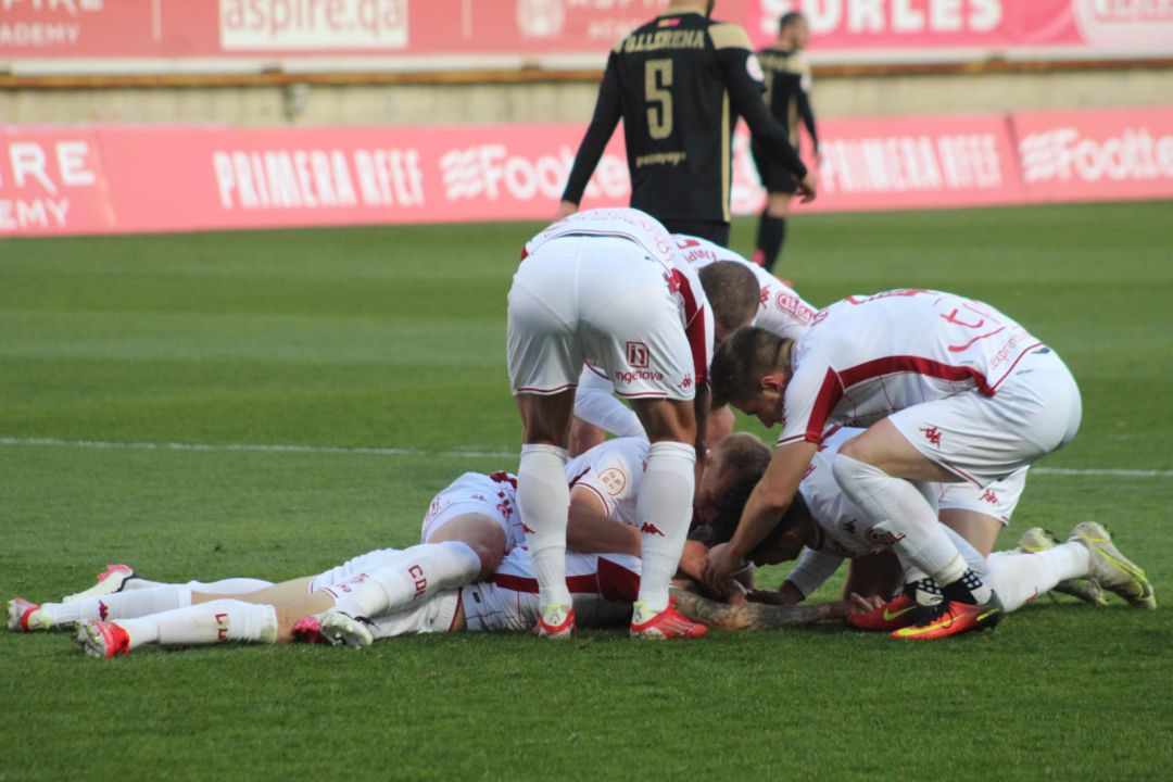 Nahuel, felicitado y socorrido tras marcar el primer tanto del partido Nahuel, felicitado y socorrido tras marcar el primer tanto del partido