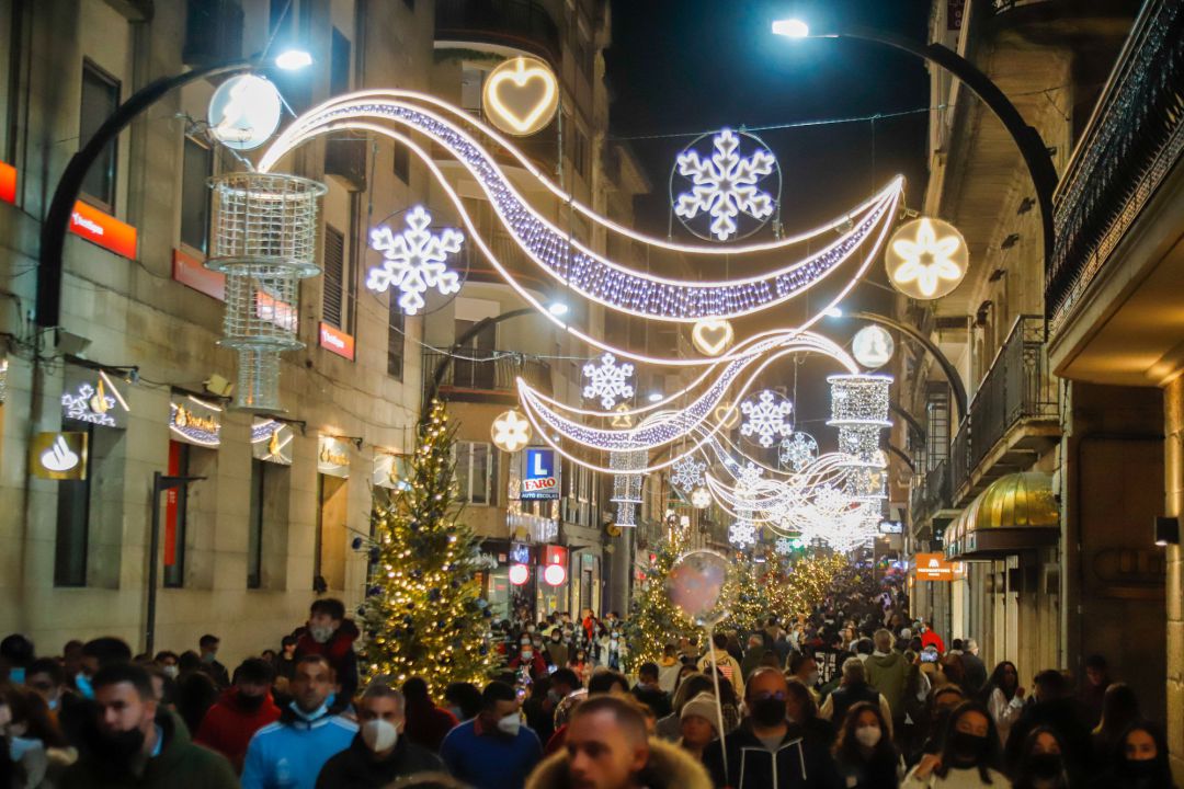 Varias personas esperan el encendido de las luces navideñas, a 20 de noviembre de 2021, en Vigo, Pontevedra, Galicia (España). Varias personas esperan el encendido de las luces navideñas, a 20 de noviembre de 2021, en Vigo, Pontevedra, Galicia (España).
