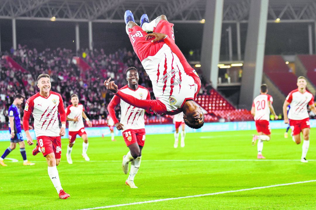 Ramazani volando después de firmar el empate con el Valladolid. Ramazani volando después de firmar el empate con el Valladolid.