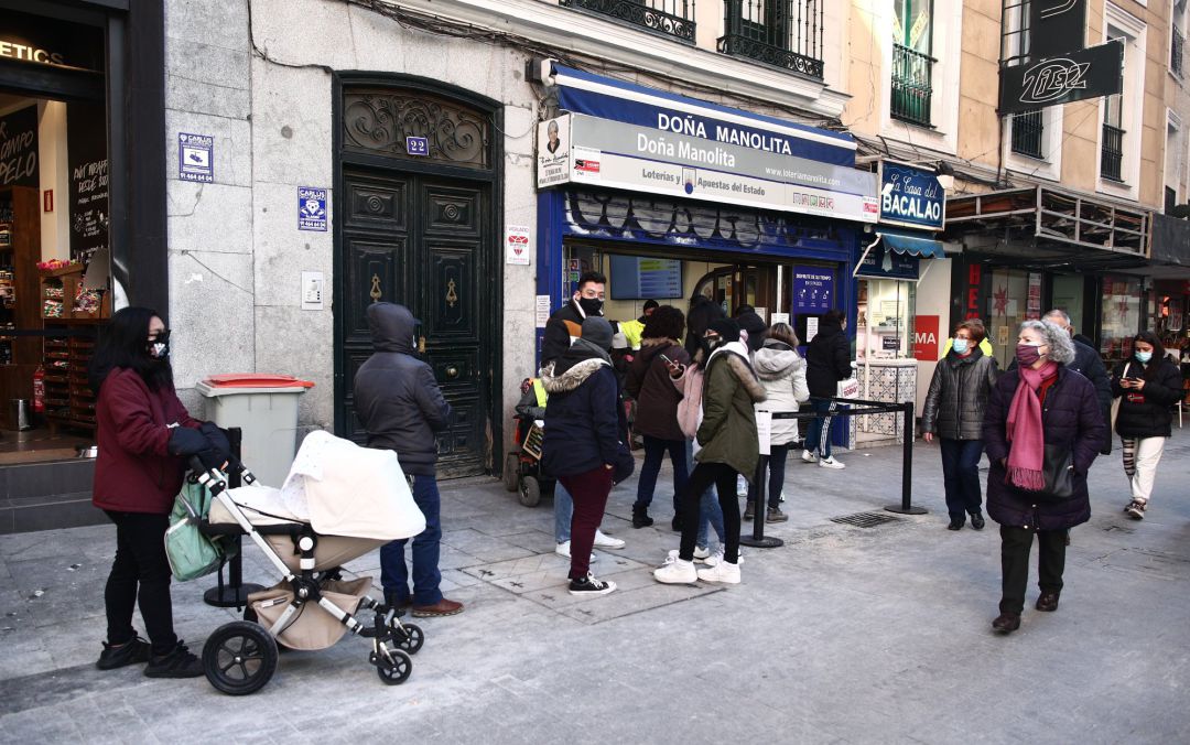Varias personas hacen cola ante la administración de lotería Doña Manolita, en Madrid (España), a 5 de enero de 2021. Varias personas hacen cola ante la administración de lotería Doña Manolita, en Madrid (España), a 5 de enero de 2021.