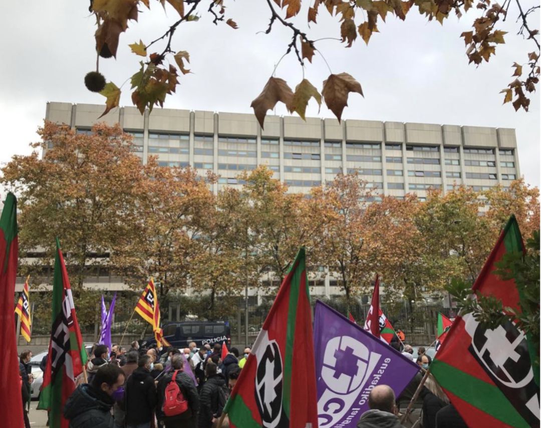 Protesta de trabajadores de la automoción frente a la sede del Ministerio de Industria en Madrid. Protesta de trabajadores de la automoción frente a la sede del Ministerio de Industria en Madrid.