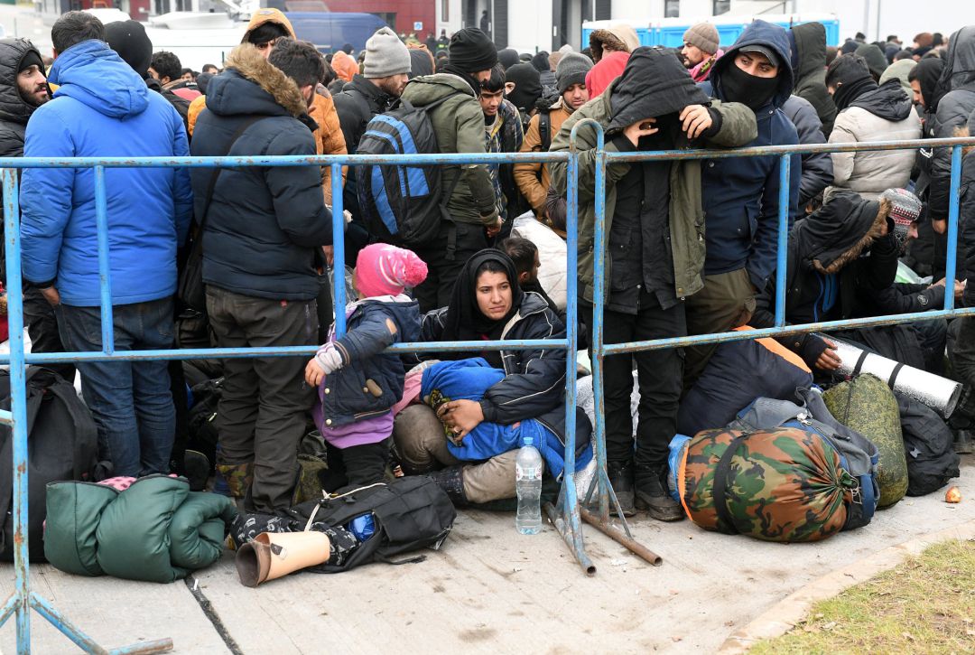 Migrantes cerca de un campamento de refugiados junto a la frontera entre Bielorrusia y Polonia. Migrantes cerca de un campamento de refugiados junto a la frontera entre Bielorrusia y Polonia.