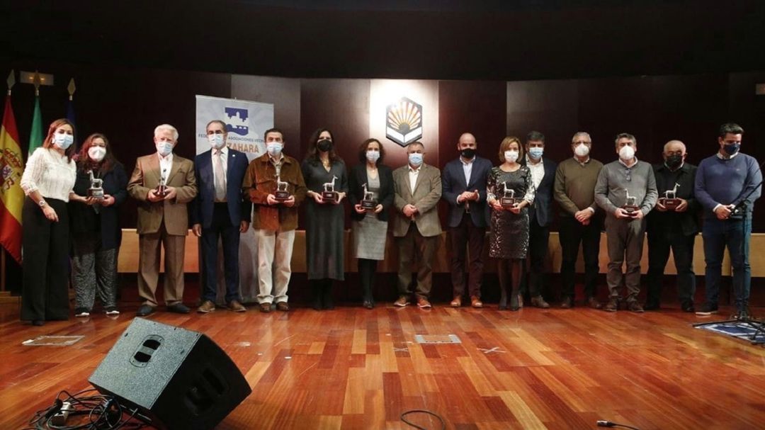 Foto de familia de los premiados con las autoridades Foto de familia de los premiados con las autoridades