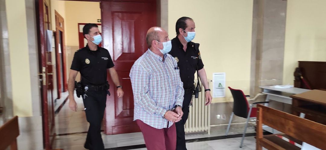 El acusado entrando a la sala de vistas de la Audiencia de Jaén. El acusado entrando a la sala de vistas de la Audiencia de Jaén.