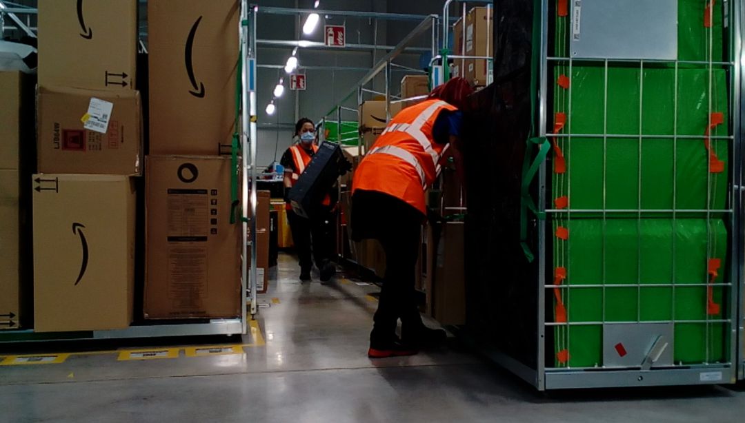 La estación logística de Amazon, de última milla, distribuye hata 20.000 paquetes al día La estación logística de Amazon, de última milla, distribuye hata 20.000 paquetes al día