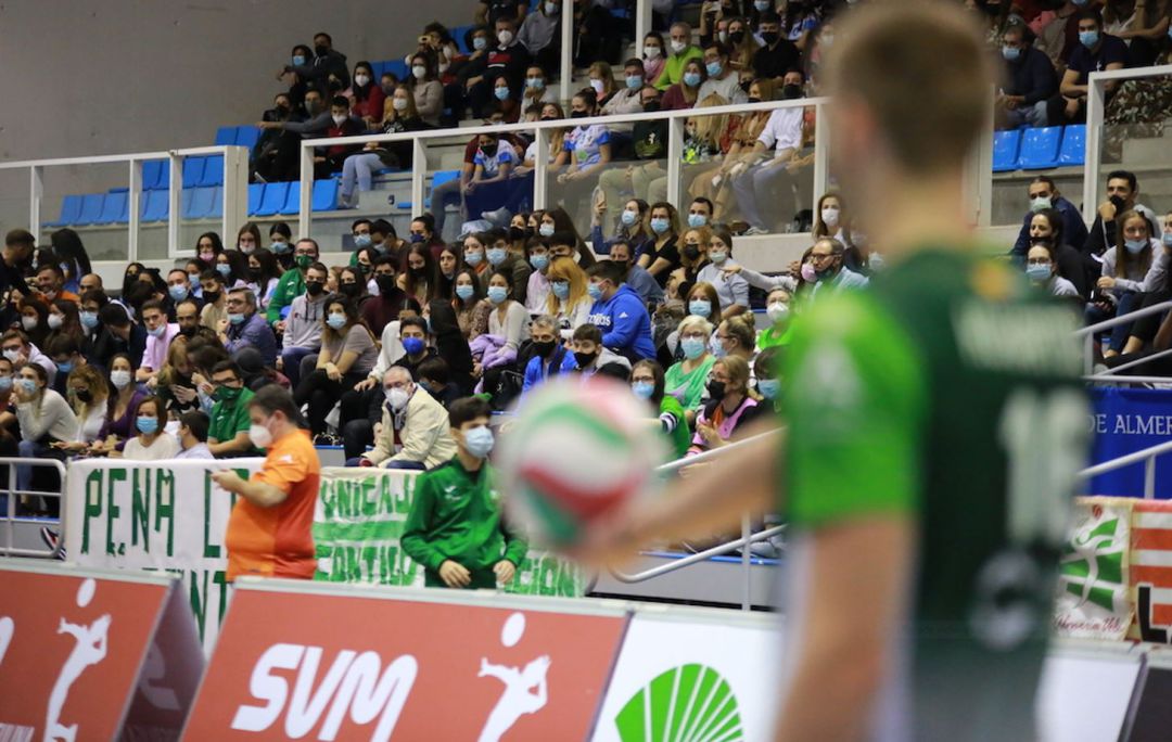 Equipo y afición van de la mano hacia la victoria. Equipo y afición van de la mano hacia la victoria.