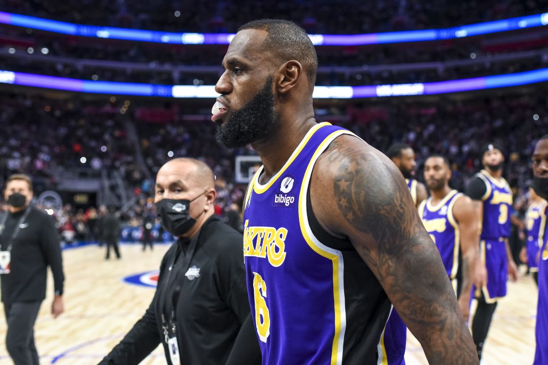 LeBron James abandona la cancha tras el codazo a un jugador rival LeBron James abandona la cancha tras el codazo a un jugador rival