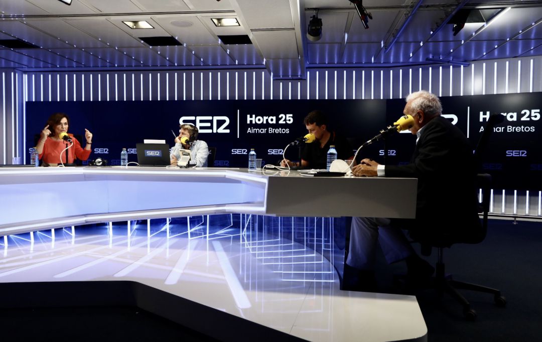 García Margallo, Pablo Iglesias, Aimar Bretos y Carmen Calvo en el plató de Hora 25. García Margallo, Pablo Iglesias, Aimar Bretos y Carmen Calvo en el plató de Hora 25.