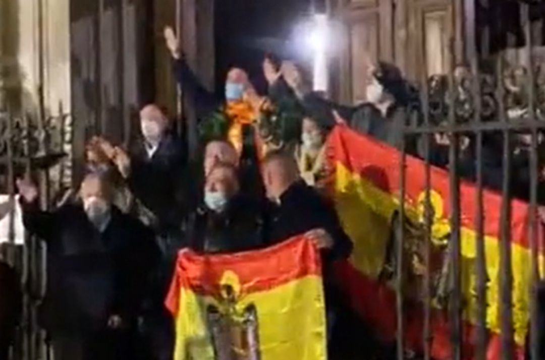 Cánticos a la salida de la misa por Franco a la que asistió Pablo Casado Cánticos a la salida de la misa por Franco a la que asistió Pablo Casado