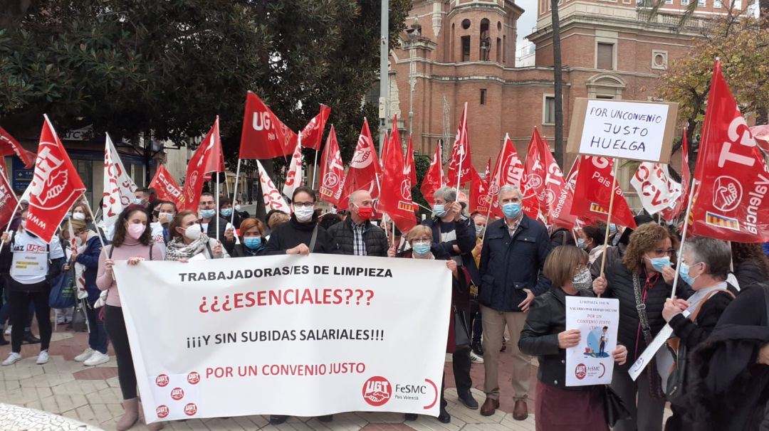 Hoy se ha llevado a cabo una concentración en la Plaza María Agustina de la capital de La Plana y mañana será en la Plaza Las Aulas Hoy se ha llevado a cabo una concentración en la Plaza María Agustina de la capital de La Plana y mañana será en la Plaza Las Aulas