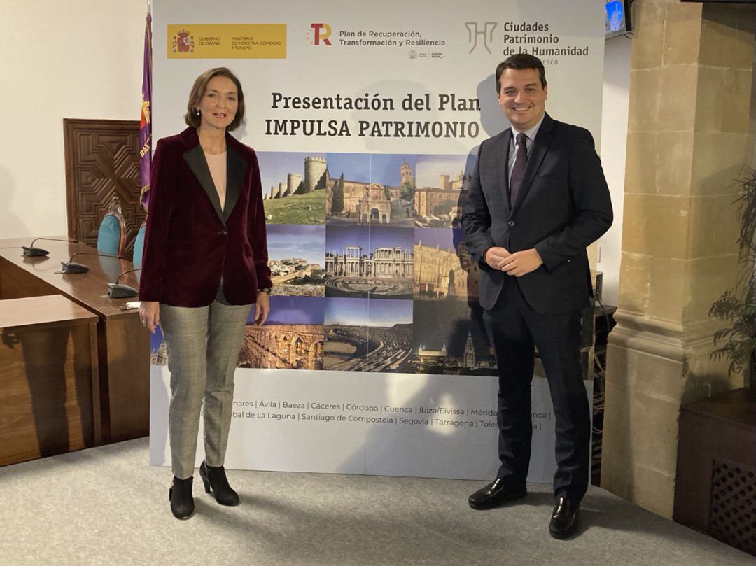 El alcalde de Córdoba, José María Bellido, con la ministra de Turismo, Reyes Maroto. El alcalde de Córdoba, José María Bellido, con la ministra de Turismo, Reyes Maroto.