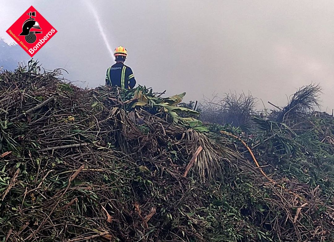 Trabajos para sofocar el incendio en la planta de Ramblars. Trabajos para sofocar el incendio en la planta de Ramblars.