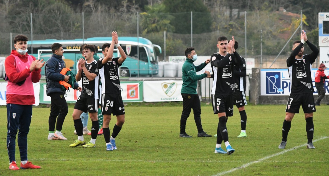 Los jugadores del Compos agradecen el apoyo de los seguidores blanquiazules presentes en Navalcarnero Los jugadores del Compos agradecen el apoyo de los seguidores blanquiazules presentes en Navalcarnero