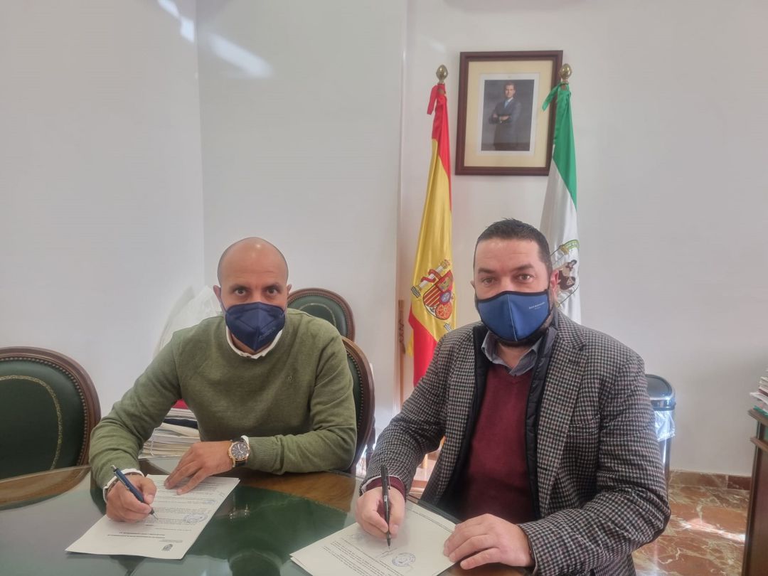 Firma del acuerdo para implantar un servicio municipal de alquiler de un coche eléctrico en Otura Firma del acuerdo para implantar un servicio municipal de alquiler de un coche eléctrico en Otura