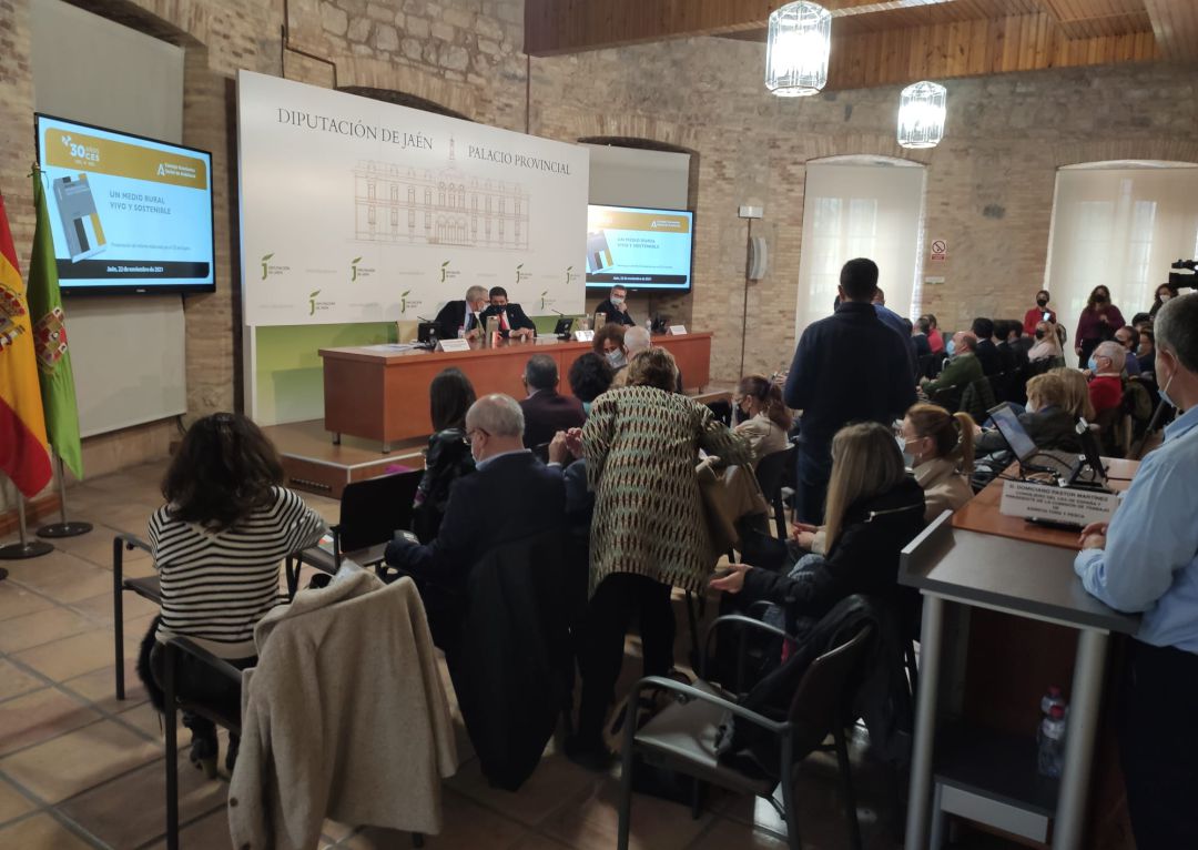 El CES nacional ha presentado en la Diputación Provincial de Jaén su Informe 'Un medio rural, vivo y sostenible' El CES nacional ha presentado en la Diputación Provincial de Jaén su Informe 'Un medio rural, vivo y sostenible'