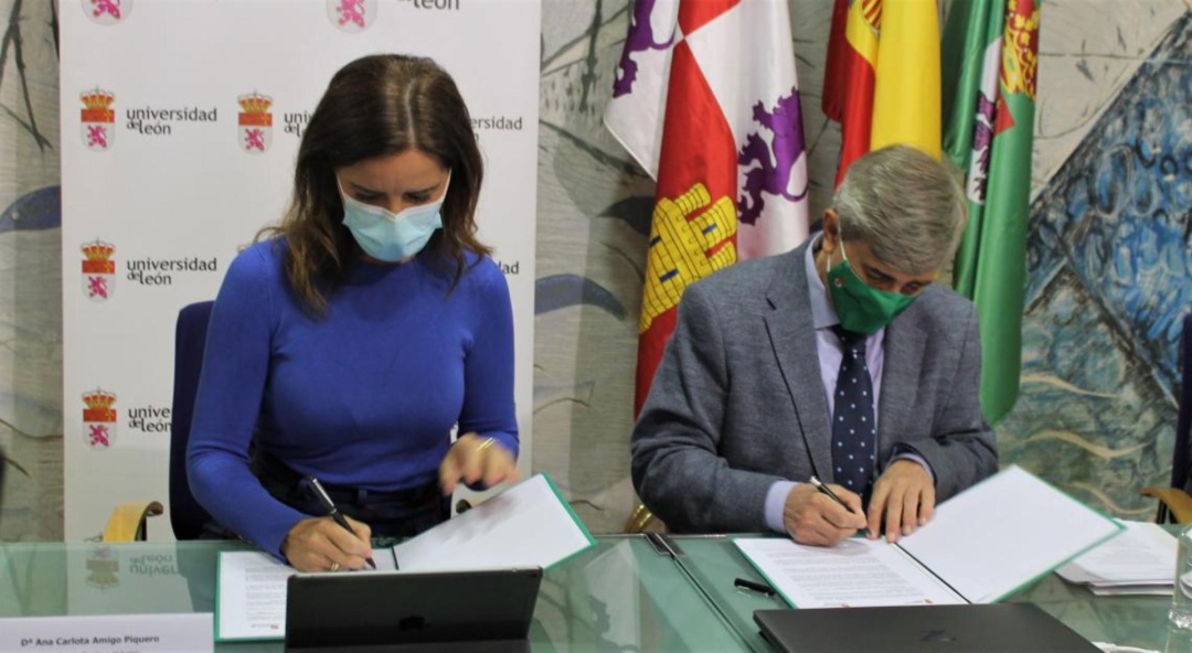 Ana Carlota Amigo, consejera de empleo, y Juan Francisco García, rector de la Universidad de León, en la firma del convenio Ana Carlota Amigo, consejera de empleo, y Juan Francisco García, rector de la Universidad de León, en la firma del convenio
