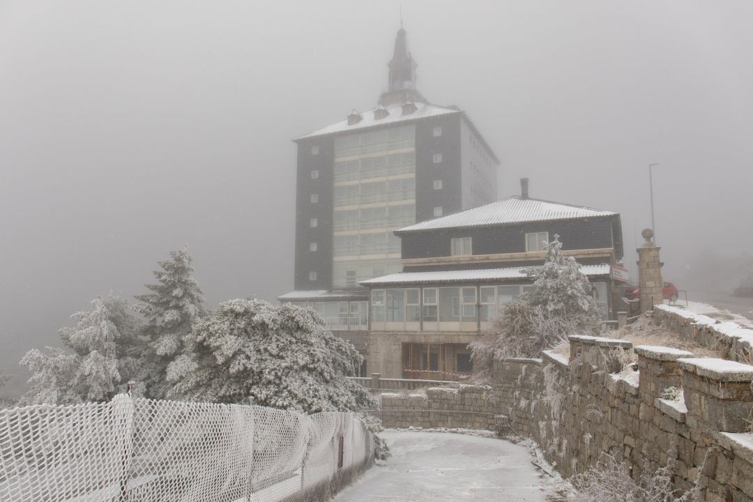 Un edificio del Puerto de Navacerrada nevado, en la sierra de Guadarrama (Madrid), el pasado 4 de noviembre. Un edificio del Puerto de Navacerrada nevado, en la sierra de Guadarrama (Madrid), el pasado 4 de noviembre.
