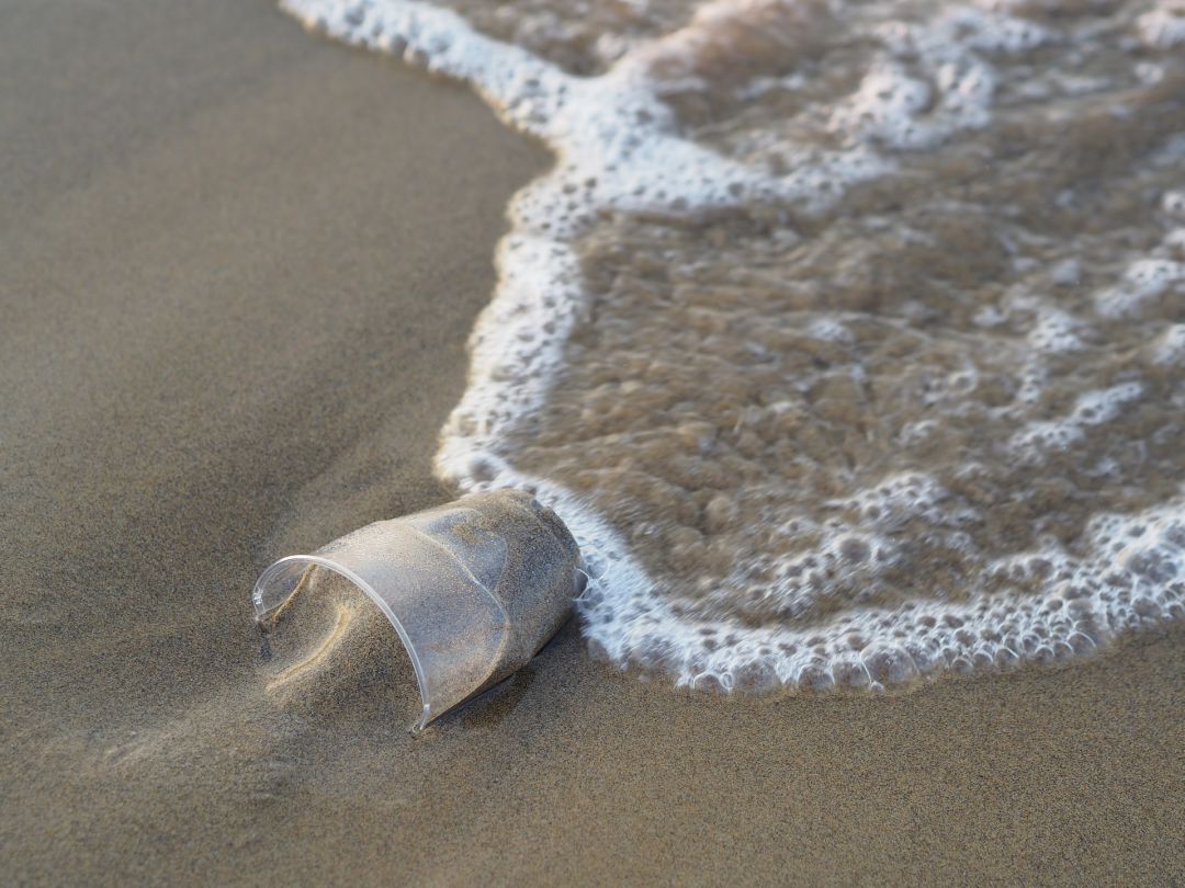 Plástico en la playa Plástico en la playa