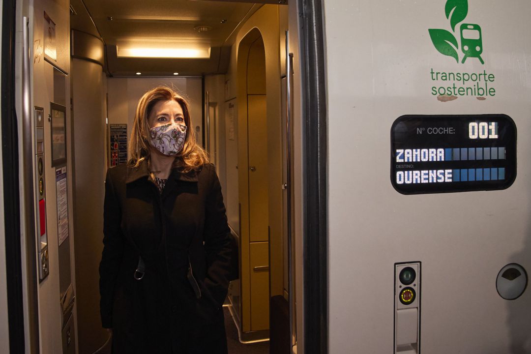 La ministra de transportes, Raquel Sánchez, subiendo al AVE en Madrid La ministra de transportes, Raquel Sánchez, subiendo al AVE en Madrid