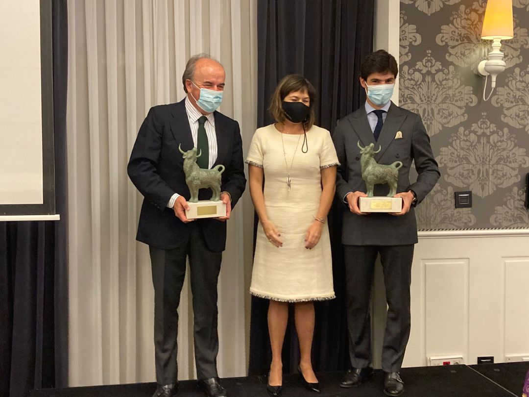 De izquierda a derecha, el ganadero Santiago Domecq, Rosana González, directora del Hotel Colón; y el diestro Pablo Aguado De izquierda a derecha, el ganadero Santiago Domecq, Rosana González, directora del Hotel Colón; y el diestro Pablo Aguado