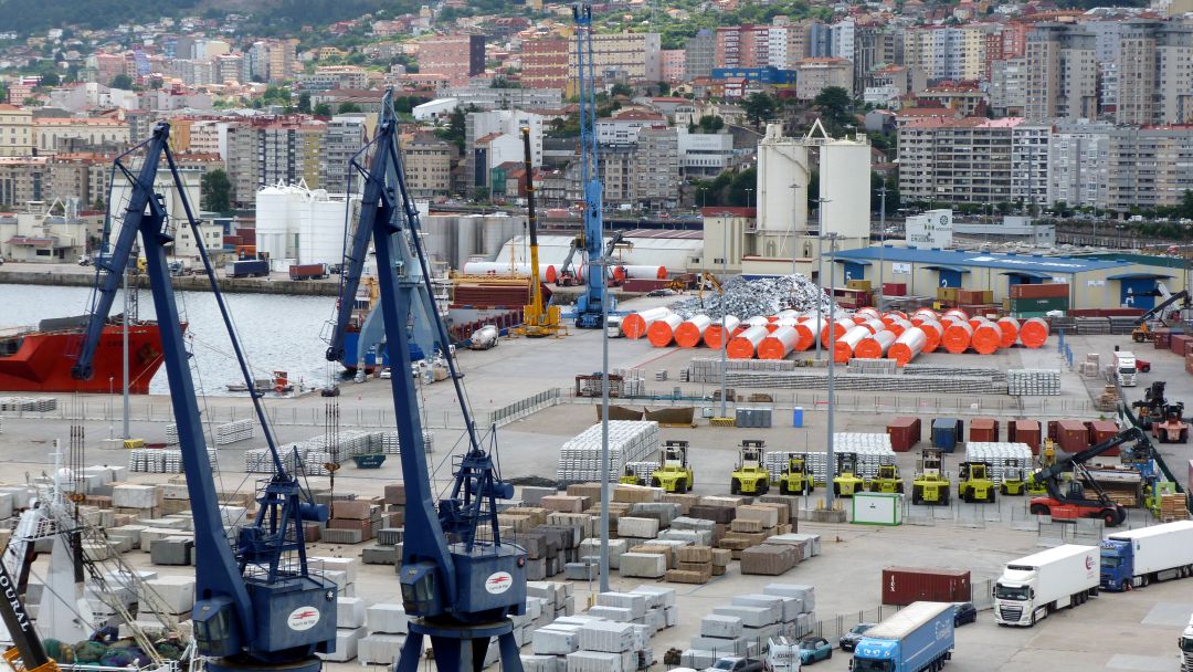 Contenedores en las instalaciones portuarias Contenedores en las instalaciones portuarias