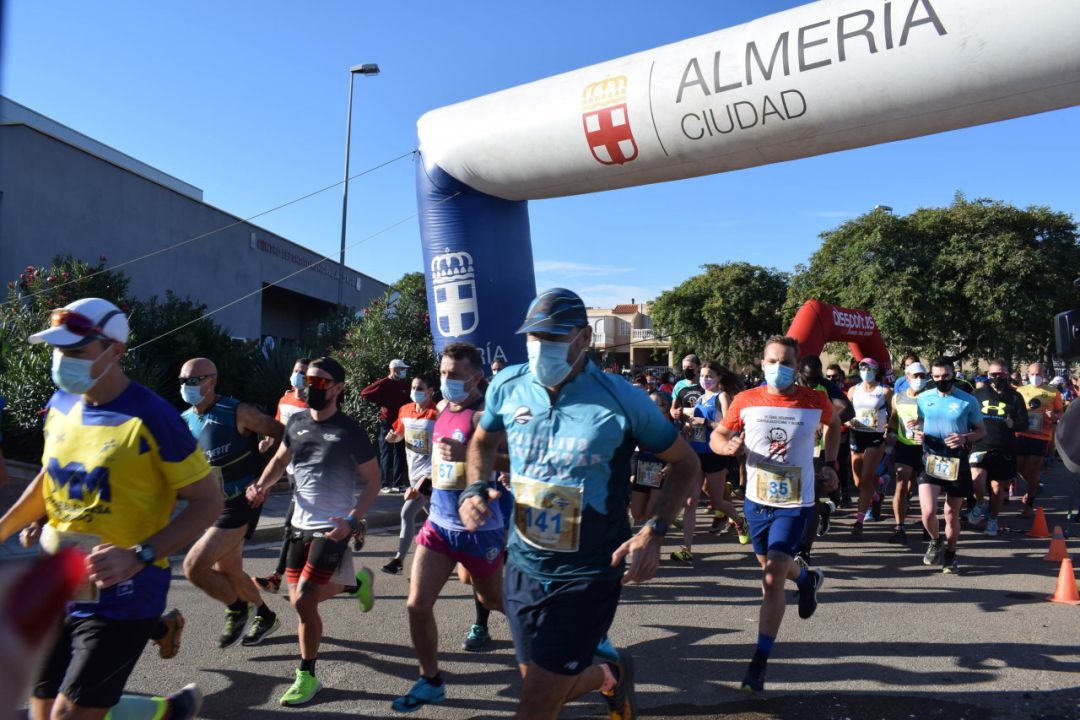 Los corredores toman la salida de una gran carrera. Los corredores toman la salida de una gran carrera.
