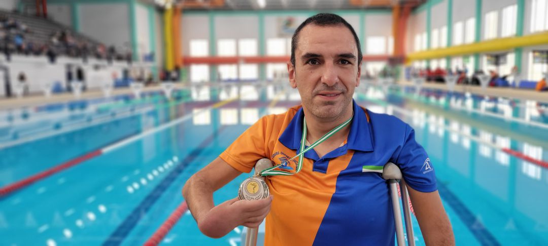 El nadador andujareño Miguel Ángel Tajuelo con una de las tres medallas obtenidas en el Campeonato de Andalucia. El nadador andujareño Miguel Ángel Tajuelo con una de las tres medallas obtenidas en el Campeonato de Andalucia.