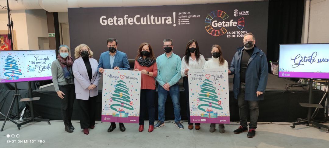 La alcaldesa de Getafe y los ediles de Cultura y Desarrollo Económico, junto con los presidentes de asociaciones empresariales de la ciudad, en la presentación de la campaña de Navidad. La alcaldesa de Getafe y los ediles de Cultura y Desarrollo Económico, junto con los presidentes de asociaciones empresariales de la ciudad, en la presentación de la campaña de Navidad.
