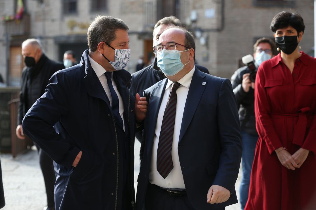 El presidente de Castilla-La Mancha, Emiliano García-Page y el ministro de Cultura y Deporte, Miquel Iceta, conversan a su llegada a la primera reunión de la Mesa de la Moda de Autor española en el Museo de Santa Cruz en Toledo El presidente de Castilla-La Mancha, Emiliano García-Page y el ministro de Cultura y Deporte, Miquel Iceta, conversan a su llegada a la primera reunión de la Mesa de la Moda de Autor española en el Museo de Santa Cruz en Toledo