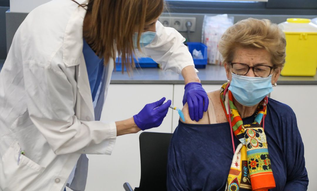 Una persona mayor se vacuna de la tercera dosis contra el coronavirus. Una persona mayor se vacuna de la tercera dosis contra el coronavirus.