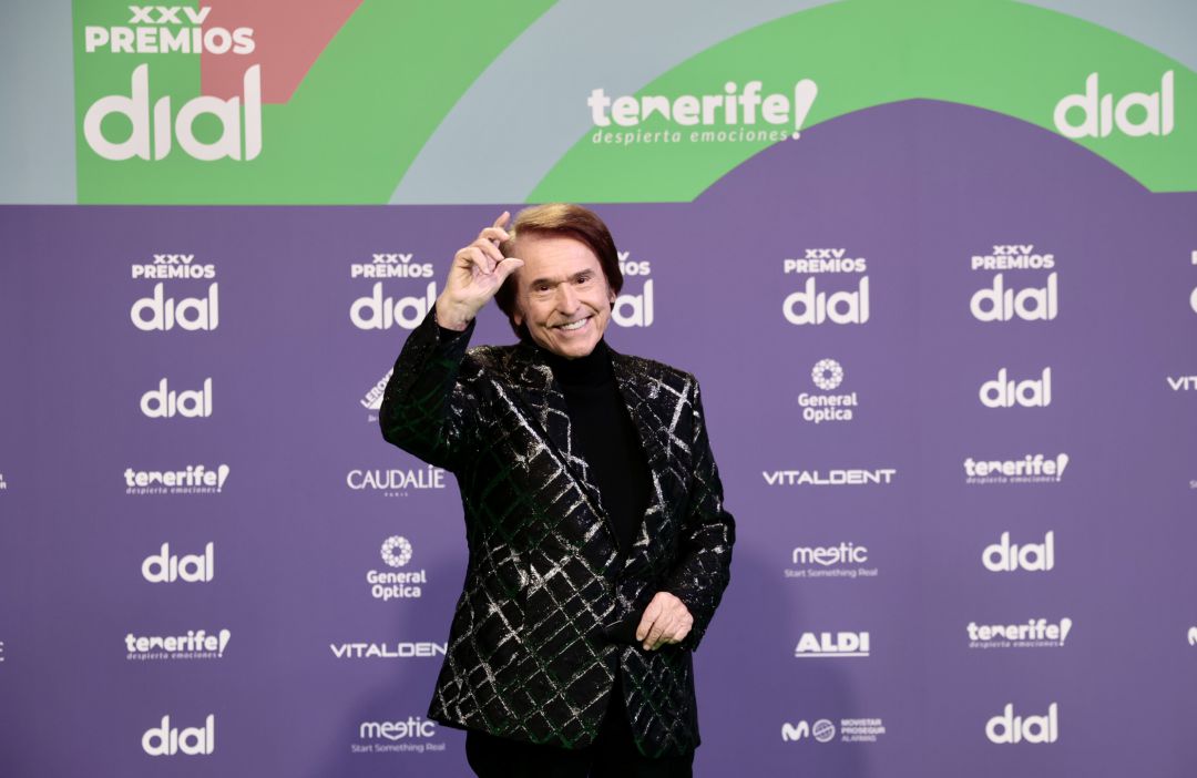 Raphael posa en la alfombra verde de los Premios Dial Raphael posa en la alfombra verde de los Premios Dial