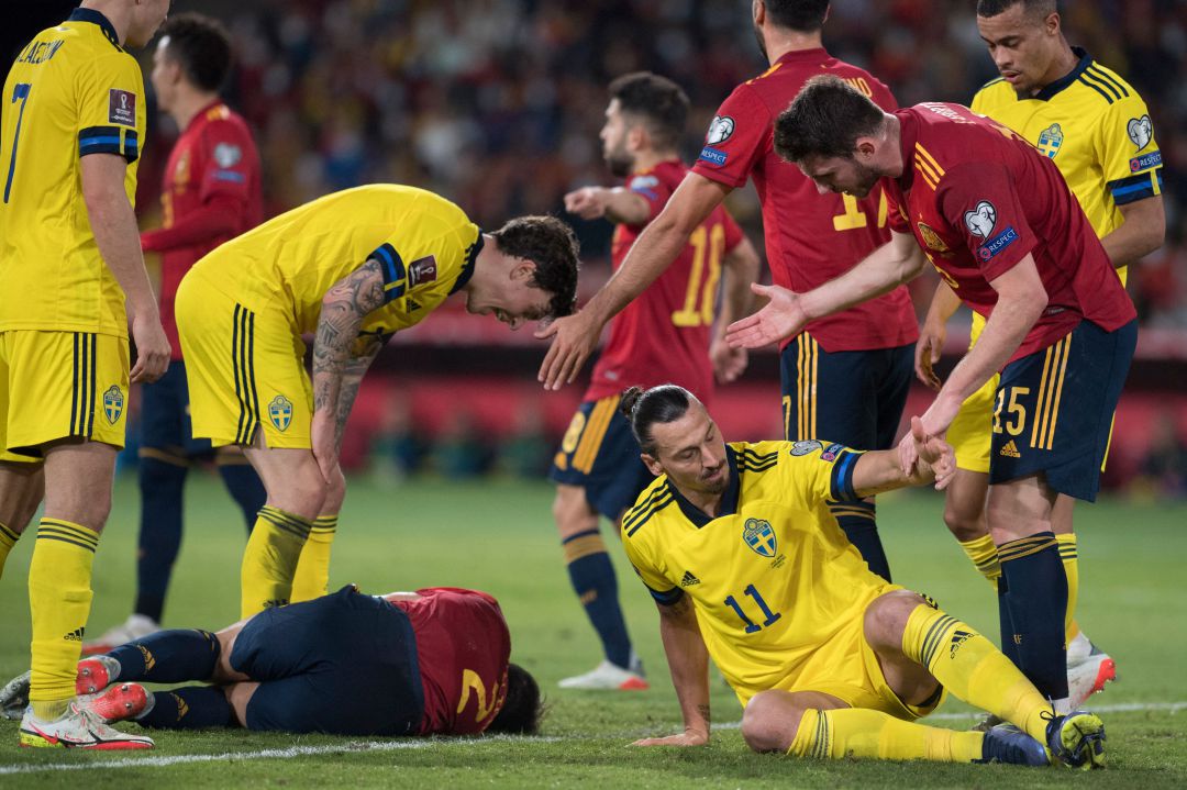 Ibrahimovic y Azpilicueta, justo después del choque durante el duelo entre España y Suecia Ibrahimovic y Azpilicueta, justo después del choque durante el duelo entre España y Suecia