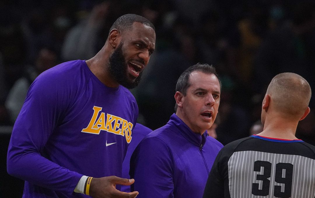 LeBron James habla con un árbitro durante un partido de la NBA LeBron James habla con un árbitro durante un partido de la NBA