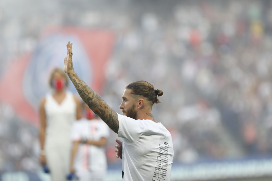 Sergio Ramos saluda a la grada en la presentación de temporada del PSG Sergio Ramos saluda a la grada en la presentación de temporada del PSG