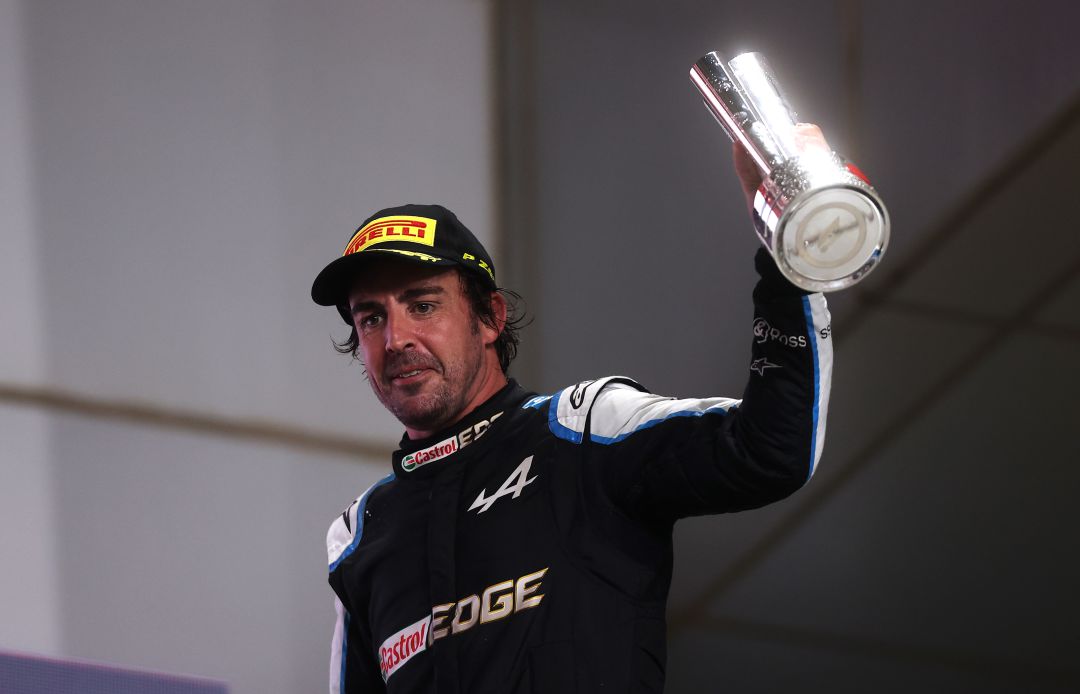 Fernando Alonso levanta el premio al terer puesto en el Gran Premio de Catar de Fórmula 1 Fernando Alonso levanta el premio al terer puesto en el Gran Premio de Catar de Fórmula 1