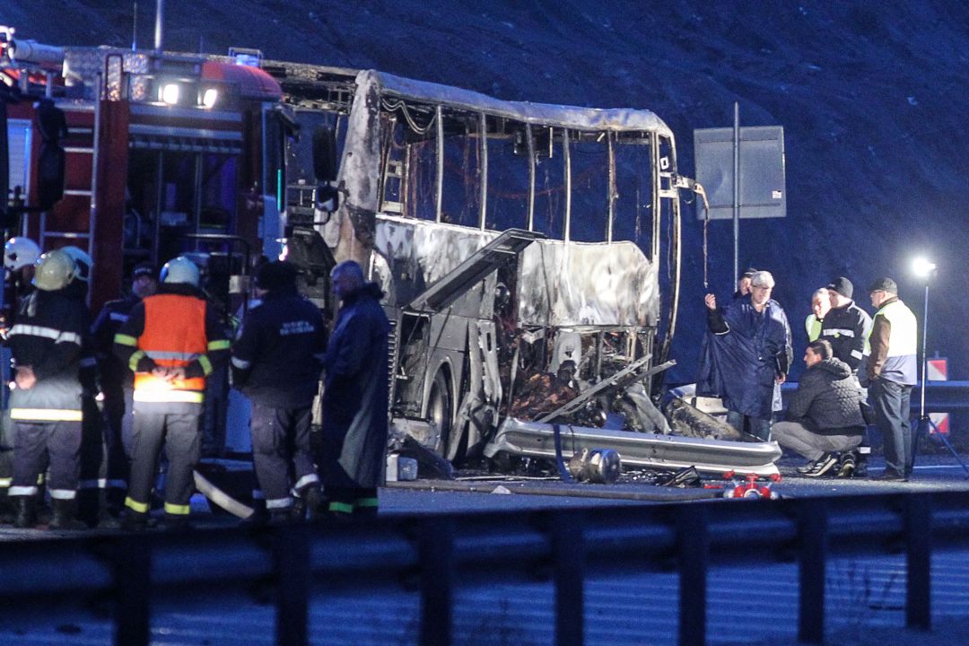 Imagen del estado del autobús tras el accidente. Imagen del estado del autobús tras el accidente.