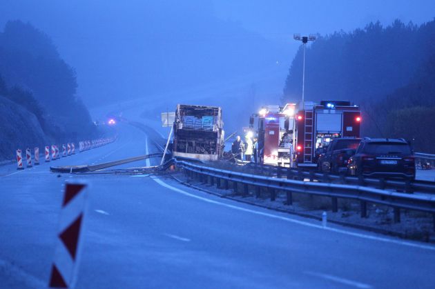 Los servicios de emergencia trabajan en el lugar del accidente. Los servicios de emergencia trabajan en el lugar del accidente.