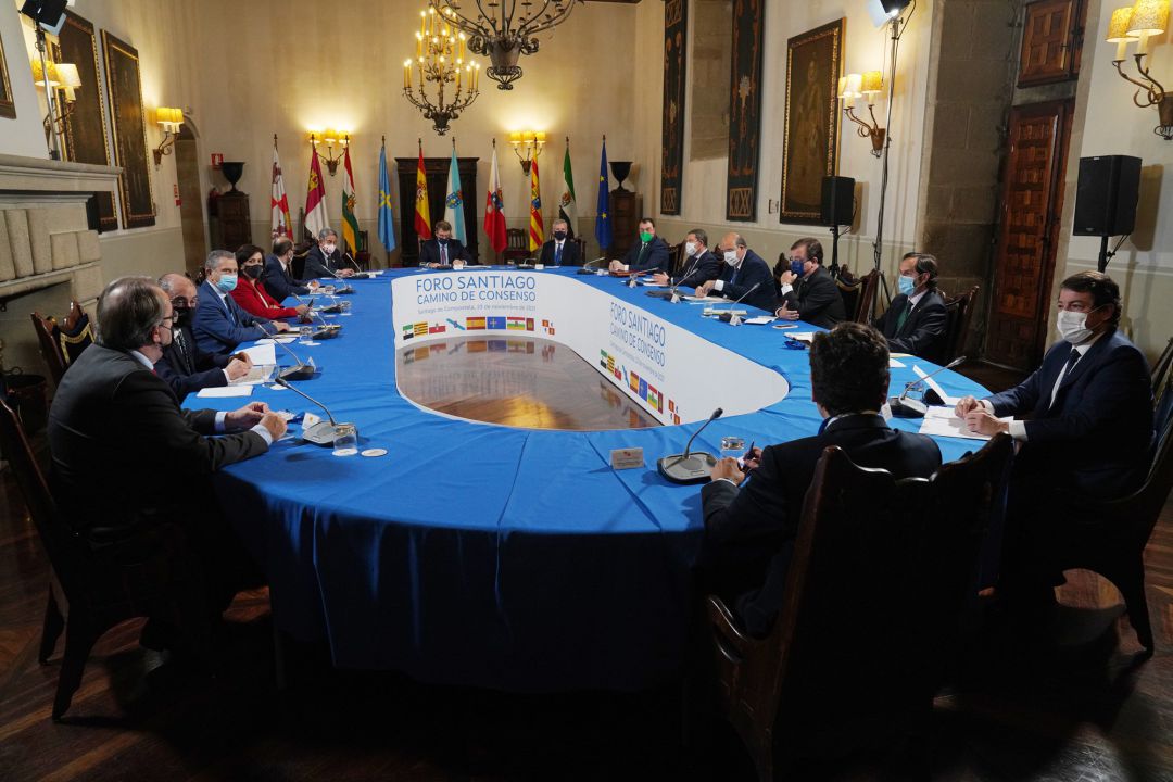 Reunión de los presidentes autonómicos en la ‘Cumbre de Santiago de Compostela´, en el Hostal dos Reis Católicos de Santiago. Reunión de los presidentes autonómicos en la ‘Cumbre de Santiago de Compostela´, en el Hostal dos Reis Católicos de Santiago.