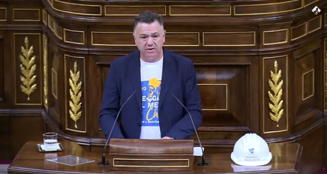 Juan Antonio Delgado, diputado de UP, con el casco de un trabajador en el Congreso Juan Antonio Delgado, diputado de UP, con el casco de un trabajador en el Congreso