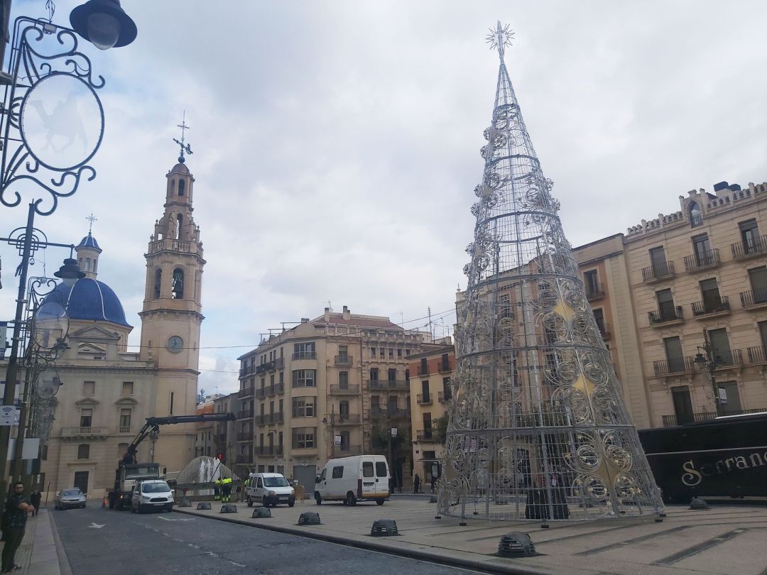 Imagen general de la Plaza de España con el árbol de Navidad en el centro Imagen general de la Plaza de España con el árbol de Navidad en el centro