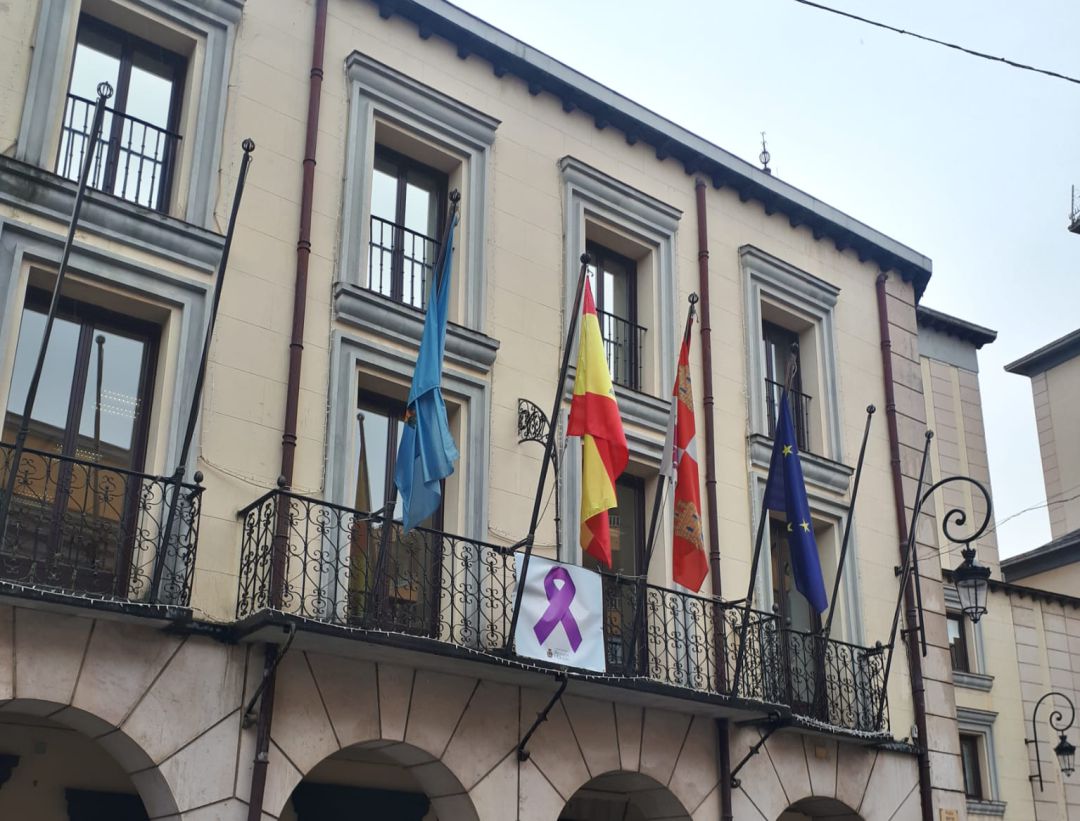 El Ayuntamiento de Aranda luce una pancarta con motivo de este 25 de noviembre El Ayuntamiento de Aranda luce una pancarta con motivo de este 25 de noviembre