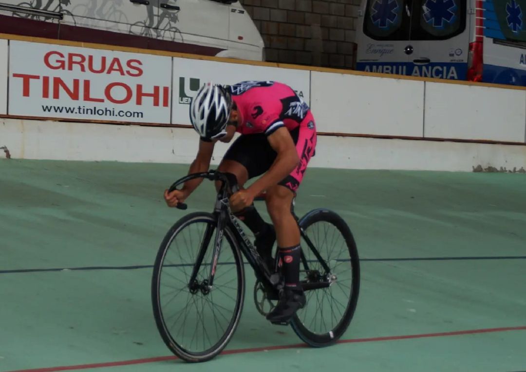 Unai Díez, durante una sesión de pista la temporada pasada con los colores del Bembibre. Unai Díez, durante una sesión de pista la temporada pasada con los colores del Bembibre.