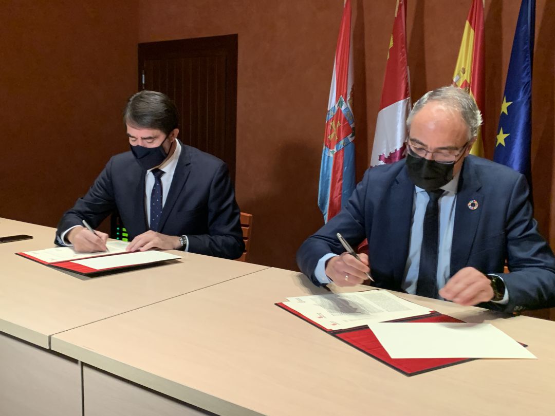 El consejero de Fomento, Suárez Quiñones y el alcalde de Ponferrada, Olegario Ramón, en la firma que se produjo en el castillo de los Templarios El consejero de Fomento, Suárez Quiñones y el alcalde de Ponferrada, Olegario Ramón, en la firma que se produjo en el castillo de los Templarios